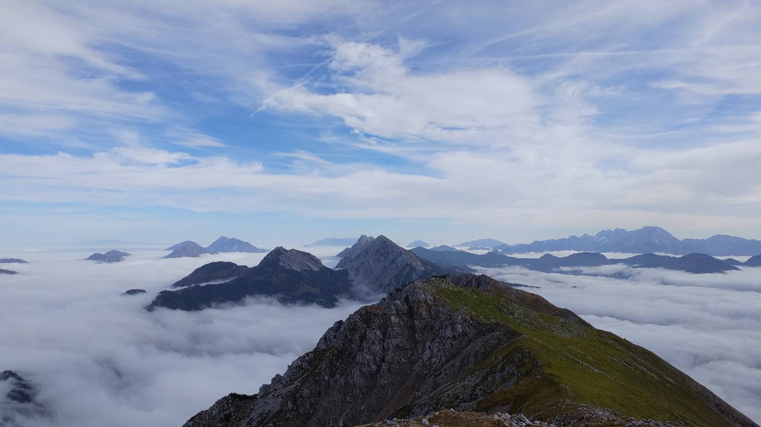 Greben Begunjščice z Velikim vrhom nad oblaki