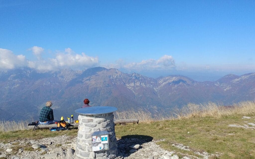 Pohodnika počivata na vrhu Porezna